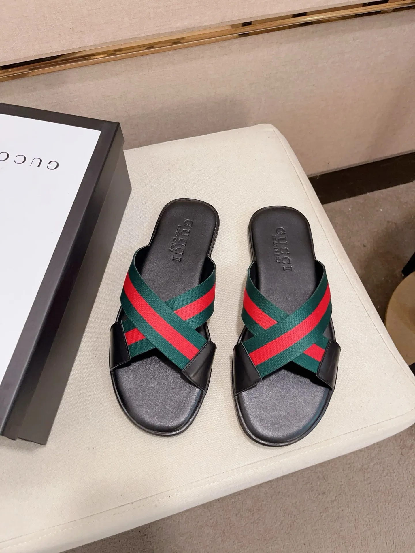 Men's shoes 💰: 240💰 [gucci Gucci slippers] High-end men's shoes brand official website 1:1 latest masterpiece: original mold customization, the fabric is made of imported original materials, upgraded outsole, lighter and non-slip. The market's top quality, simple yet tasteful, a must-have for fashionistas, fashionable at your feet, full of confidence, the same style at the counter 👍The season of summer slippers is here. Code: 38-45